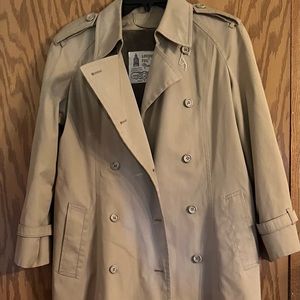 London Fog women’s trench coat size 6p. Good used condition